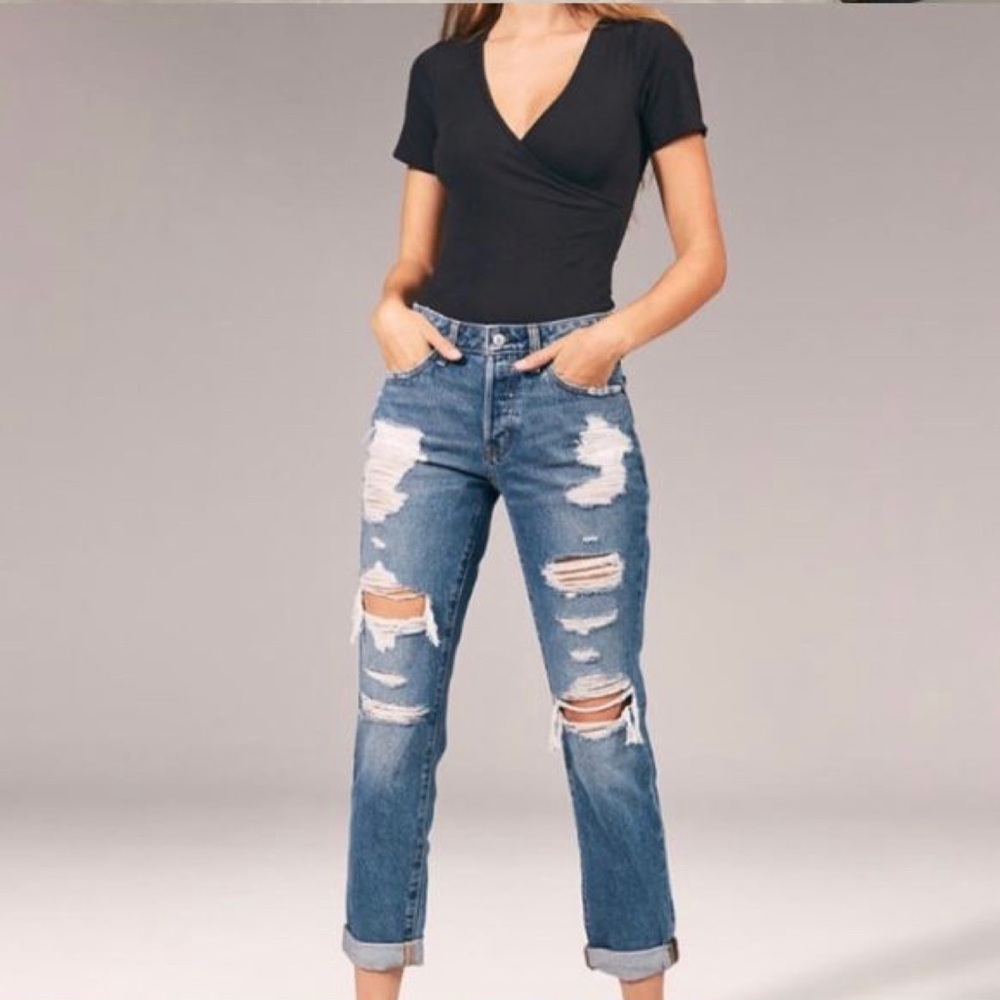 Abercrombie & Fitch Ames Low Rise Slim Boyfriend size 29 (8) in light blue wash